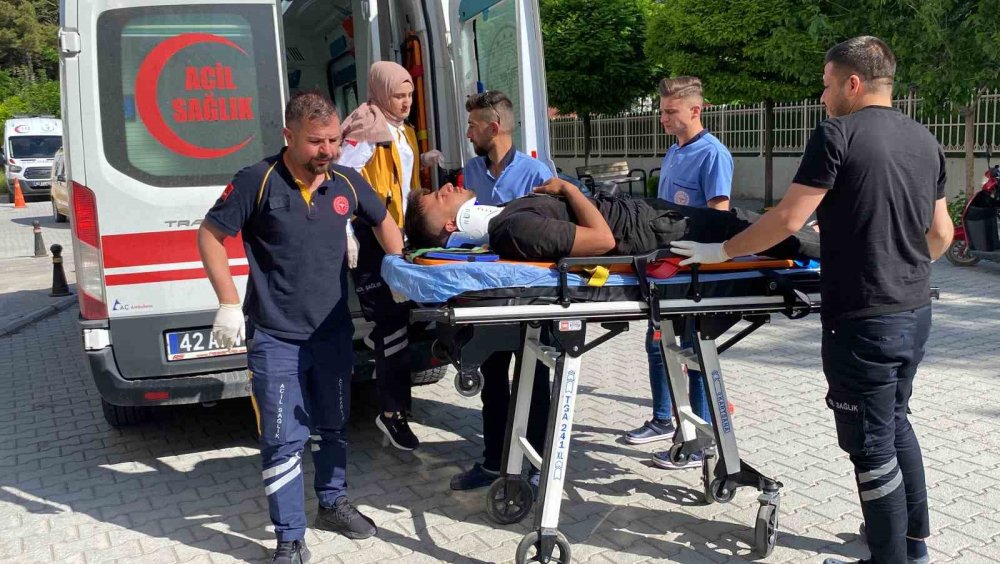 Konya'da bariyerlere çarpan hafif ticari araç yan yattı