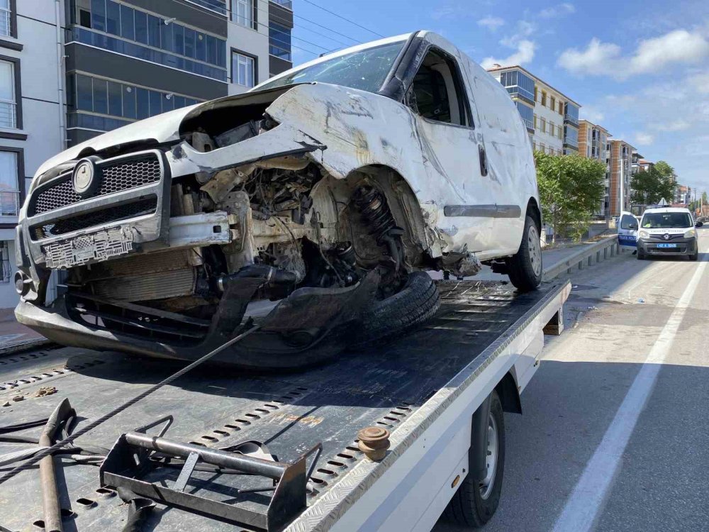 Konya'da bariyerlere çarpan hafif ticari araç yan yattı