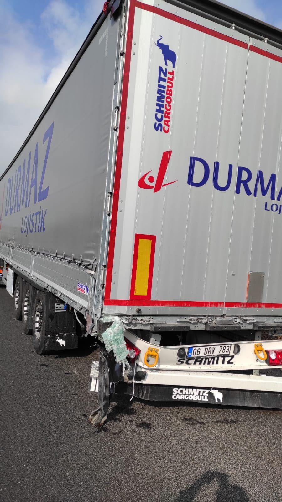 Otomobil TIR'a çarptı, yaralılar var