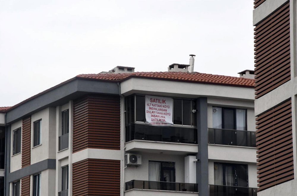 Komşunun dairesine öyle bir yazı astı ki...