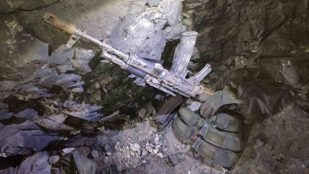 Teröristlerin teslim olduğu mağarada çok sayıda silah ve mühimmat ele geçirildi