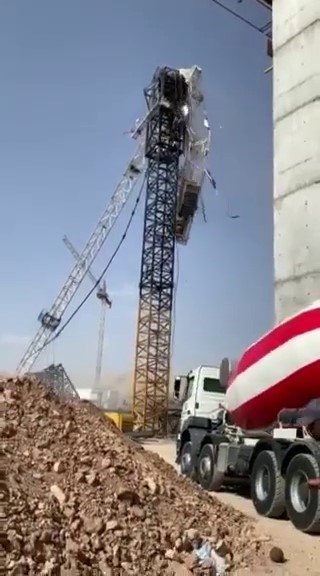 İnşaatta vinç devrildi: 3 ölü