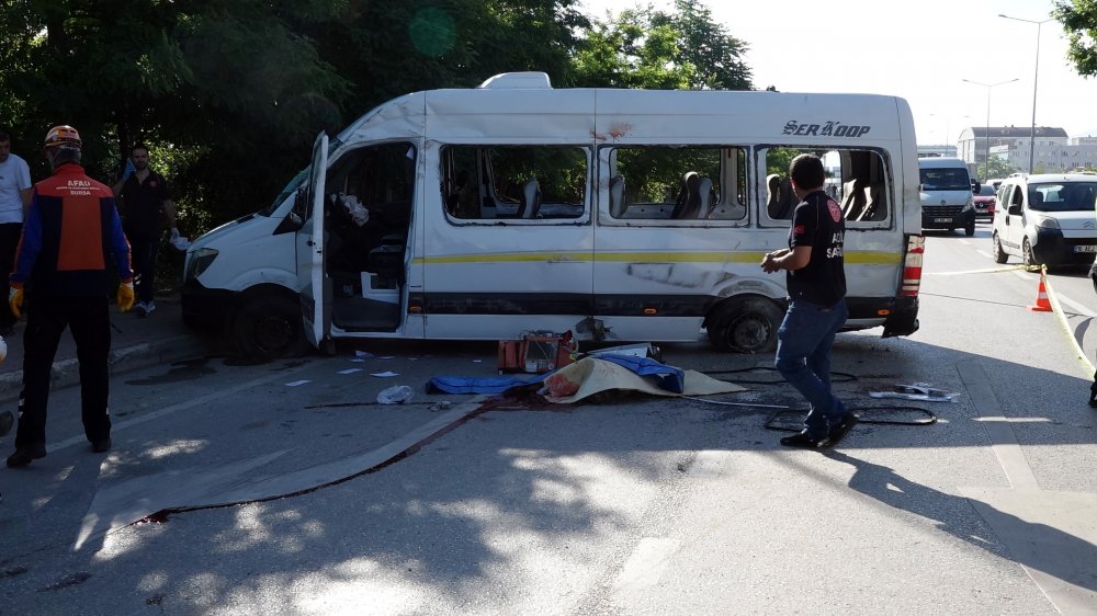 İşçi servisi, otomobile çarptı: 1 ölü, 10 yaralı