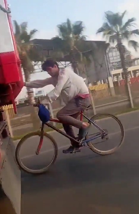 Kamyon kasasına tutunup yolculuk yaptı