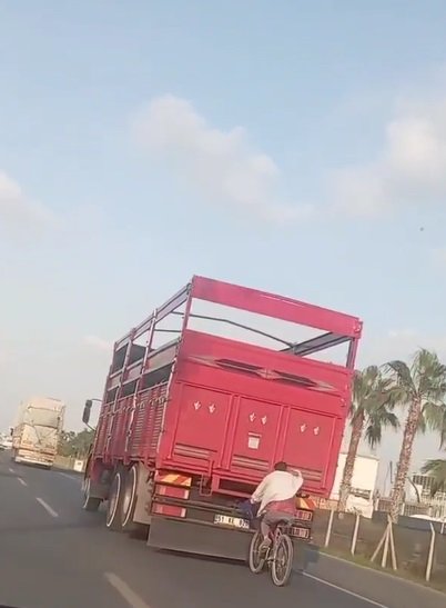 Kamyon kasasına tutunup yolculuk yaptı