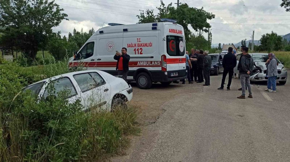 Konya’da otomobiller çarpıştı, yaralılar var!