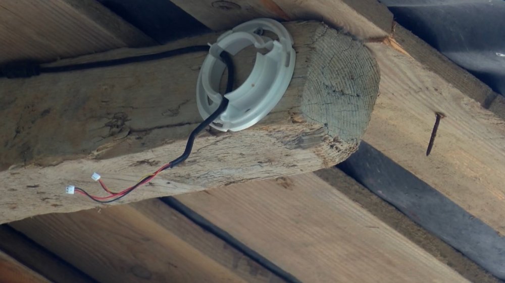 Şiddet gören kadın evinin önüne barikat kurdu