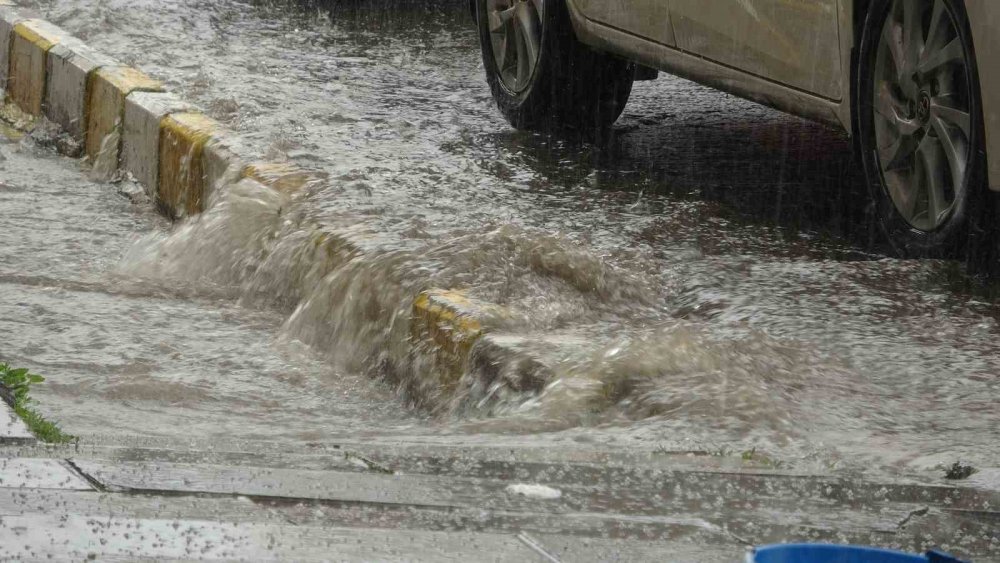 Ardahan’da sağanak ve dolu: Yollar göle döndü, araçlar zarar gördü