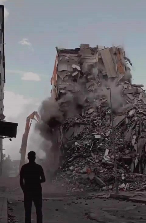 Diyarbakır'da deprem hasarlı 7 katlı bina yıkım sırasında çöktü