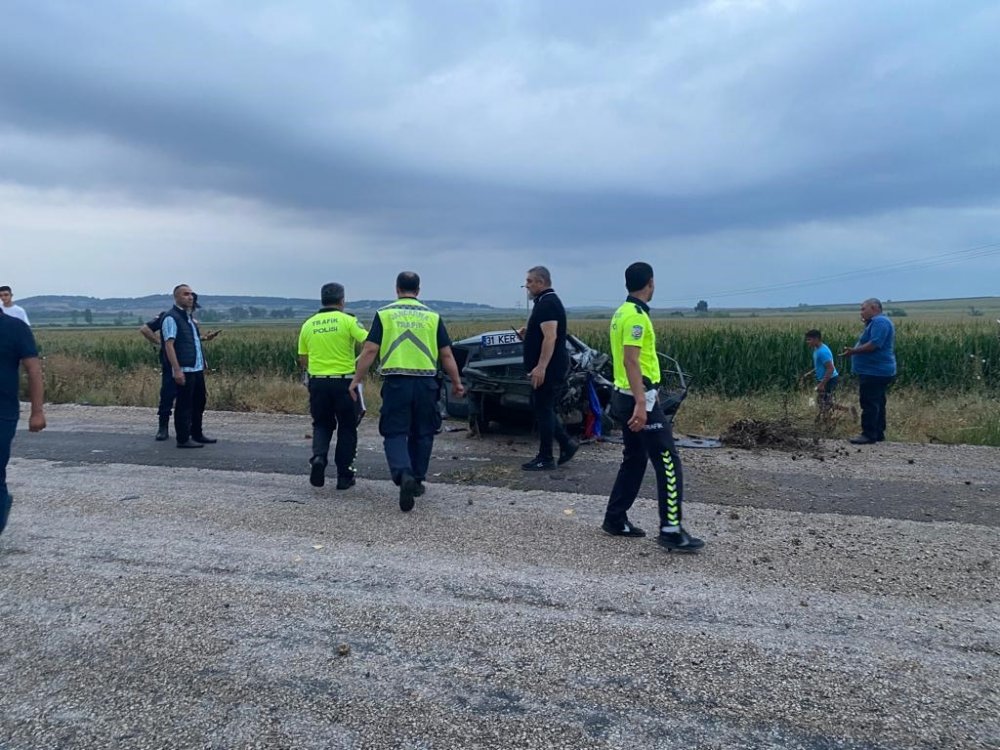 Kamyonetle çarpışan otomobildekiler yaralandı