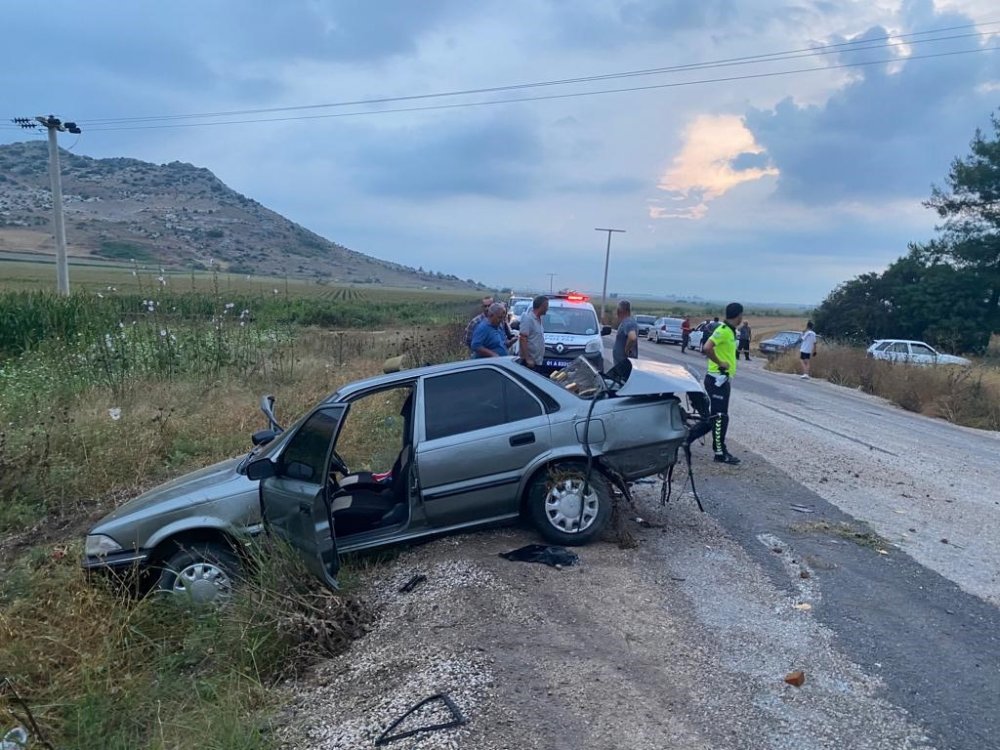 Kamyonetle çarpışan otomobildekiler yaralandı