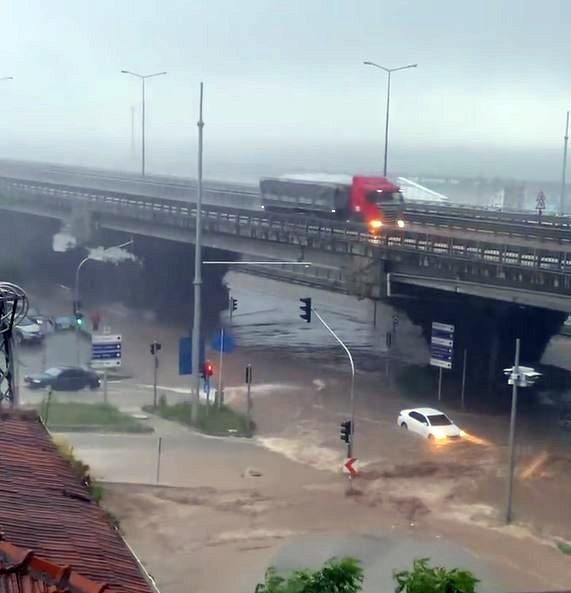 Samsun'da sağanak; yollar göle döndü, su baskınları yaşandı