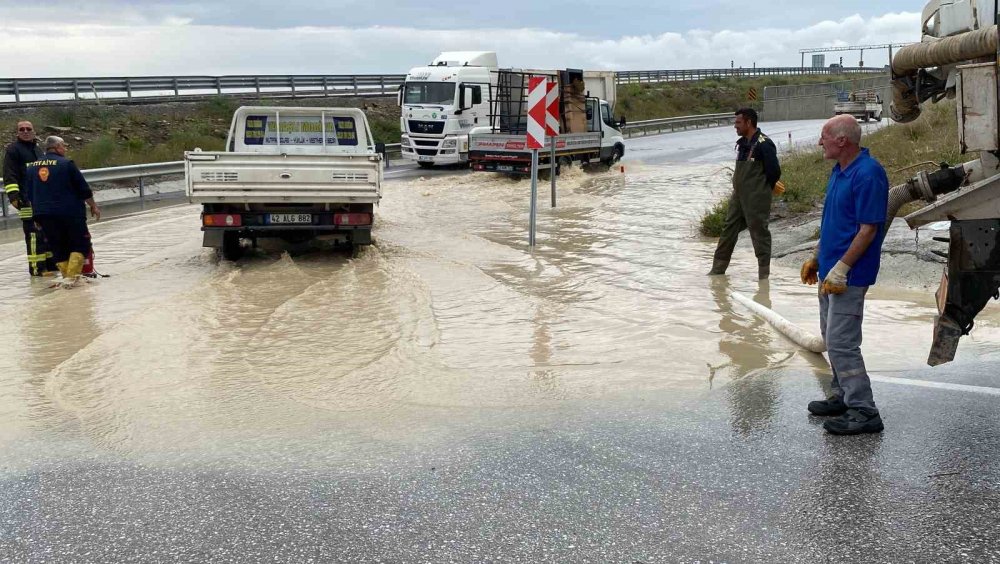 Konya'nın ilçesinde şiddetli yağmur su taşkınlarına neden oldu