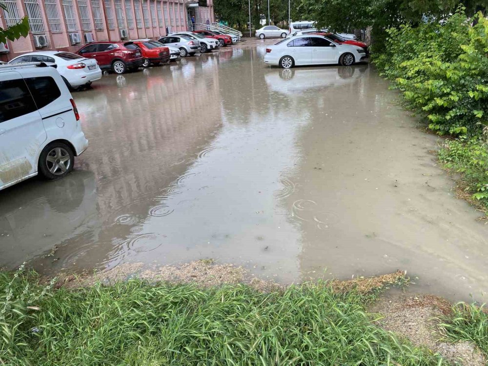 Konya'nın ilçesinde şiddetli yağmur su taşkınlarına neden oldu