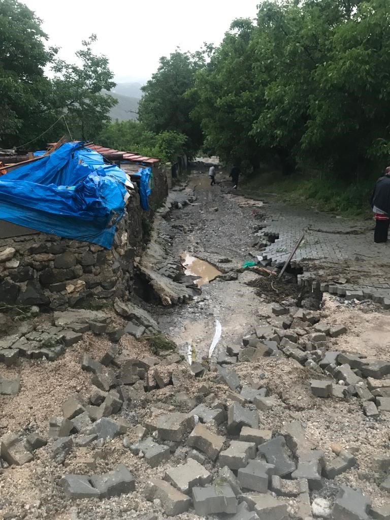 Konya’da dolu yağışı sonrası su baskını kameralara yansıdı