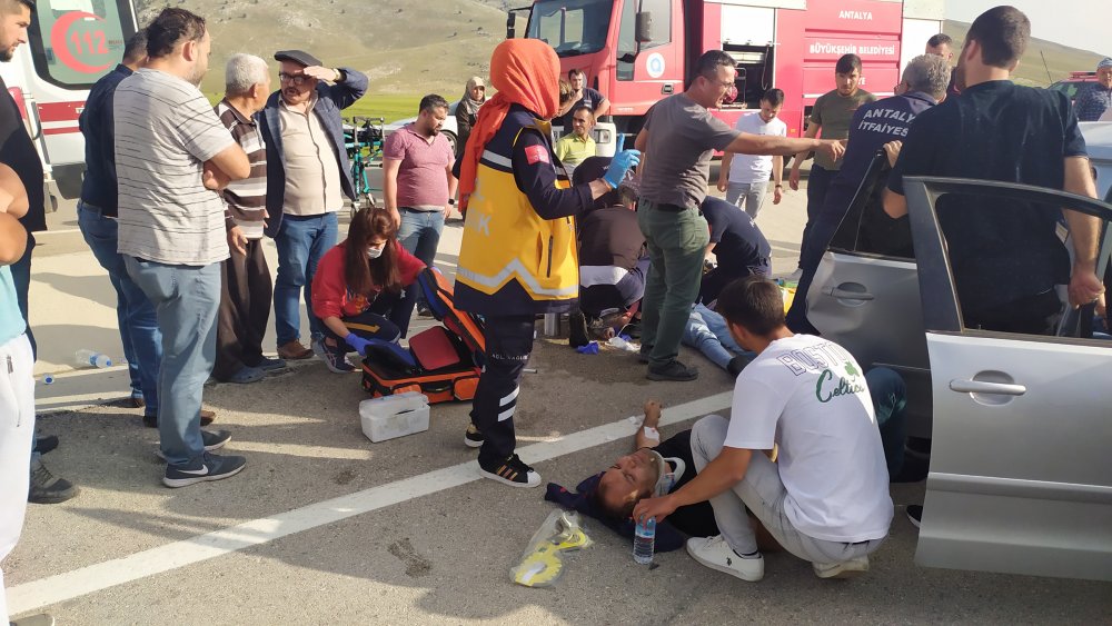 2 otomobil çarpıştı; karı- koca ve torunları öldü