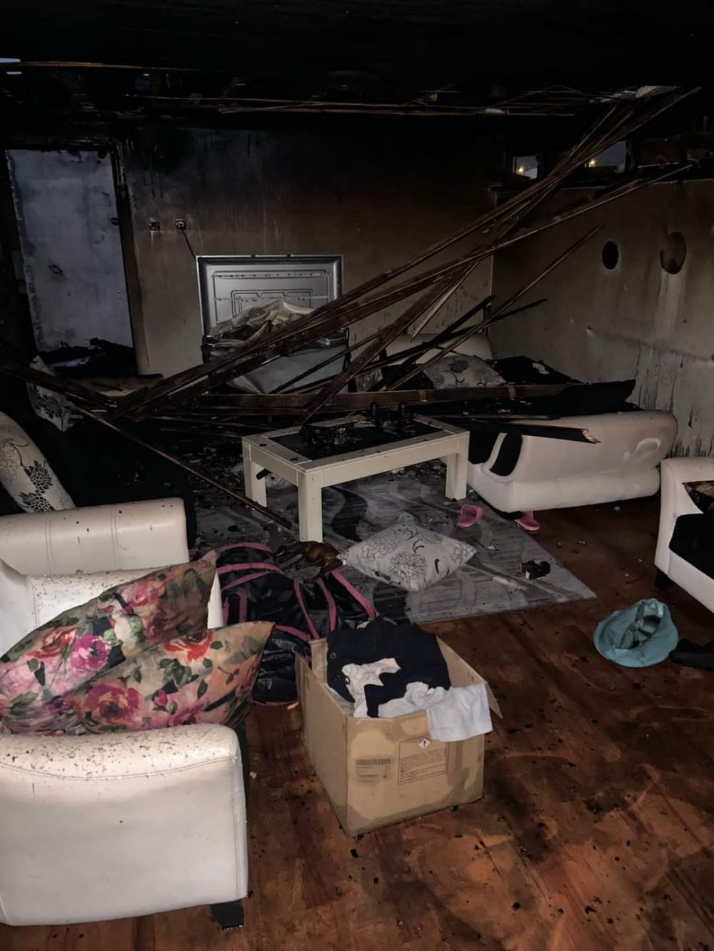 Apartmanın çatısına düşen yıldırım daireyi yaktı; ev sahibi kendisini dışarı attı, kedisi öldü