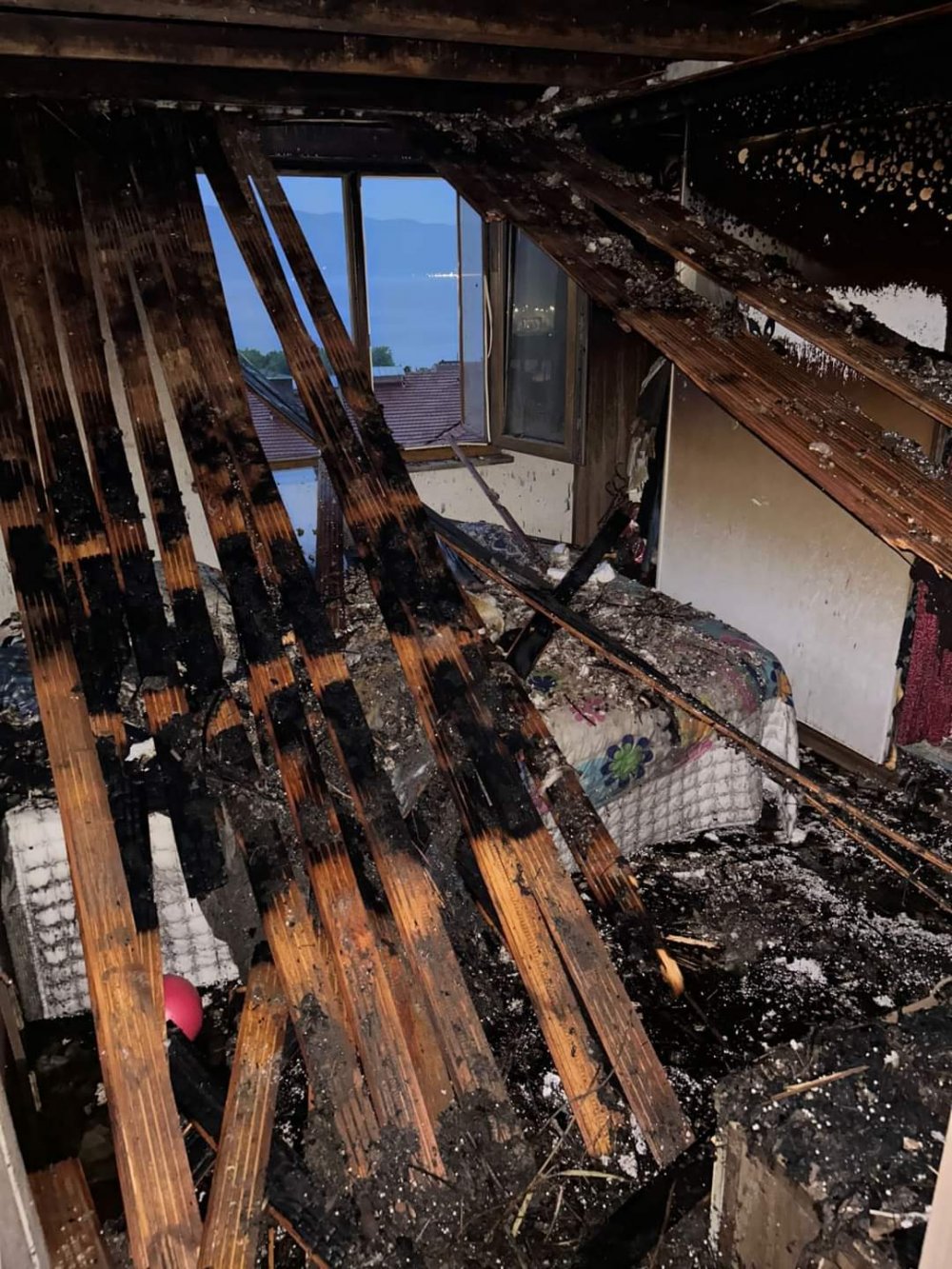 Apartmanın çatısına düşen yıldırım daireyi yaktı; ev sahibi kendisini dışarı attı, kedisi öldü