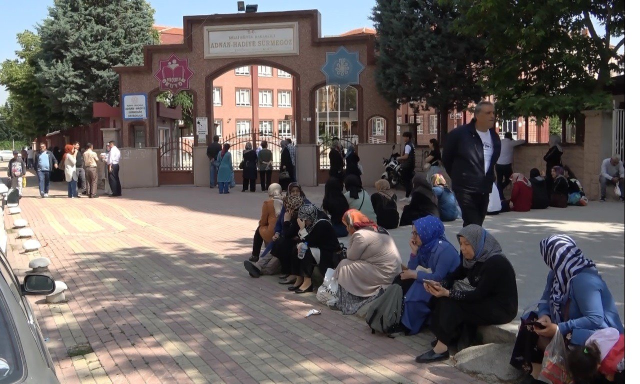 konyada-yuksek-ogretim-sinavinin-yks-ilk-oturumu-basladi.jpg