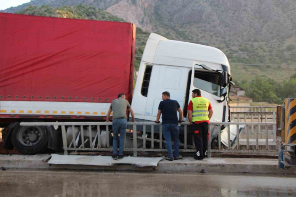 Tırı Yeşilırmak’a uçmaktan köprü korkulukları kurtardı