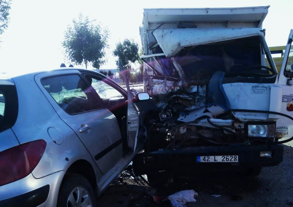 Karaman’da otomobil park halindeki kamyonete çarptı: 4 yaralı