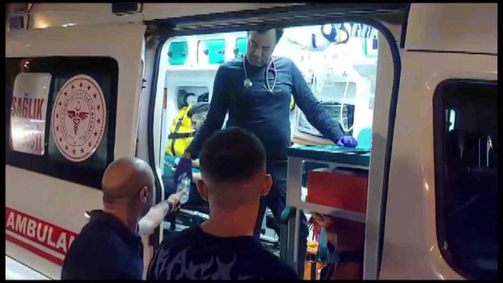 Mekan çalışanı ile müşterinin kavgasında kan aktı