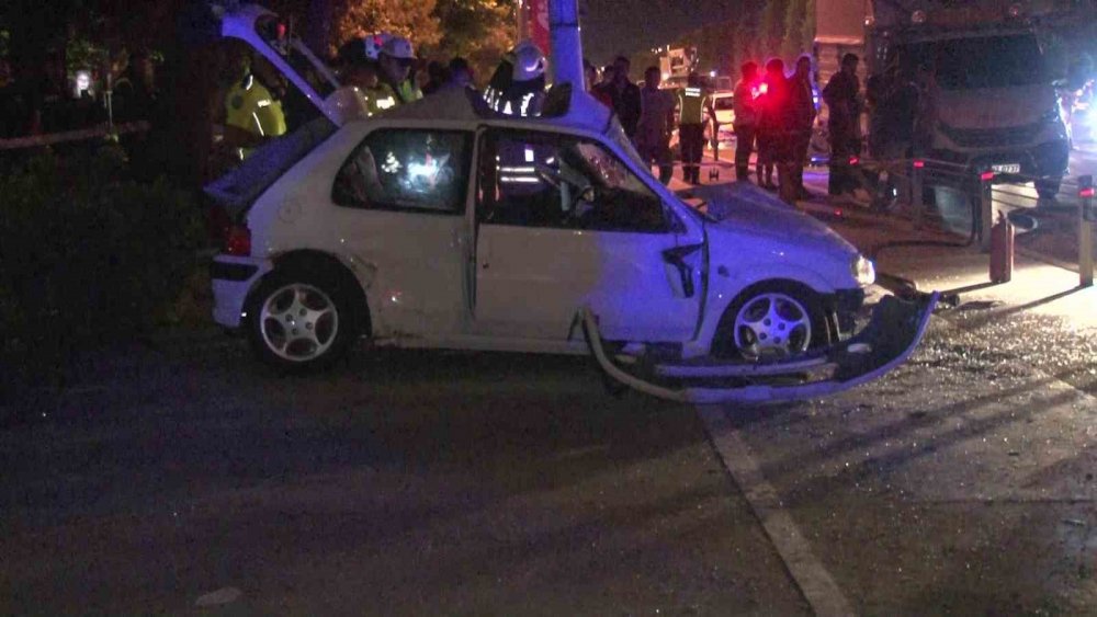 Otomobil reklam direğine çarptı