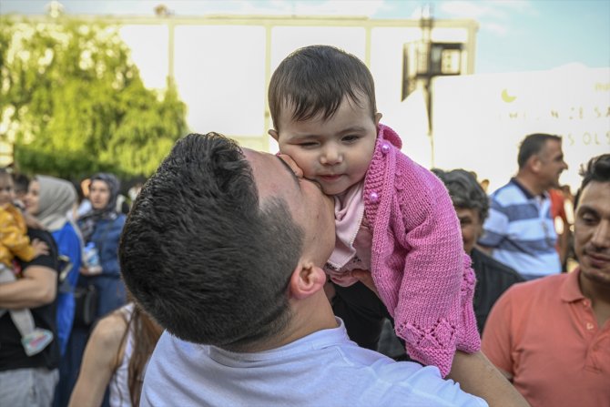 Dış dünyayla 45 gündür iletişimi olmayan ÖSYM görevlileri, YKS'nin ardından aileleriyle buluştu