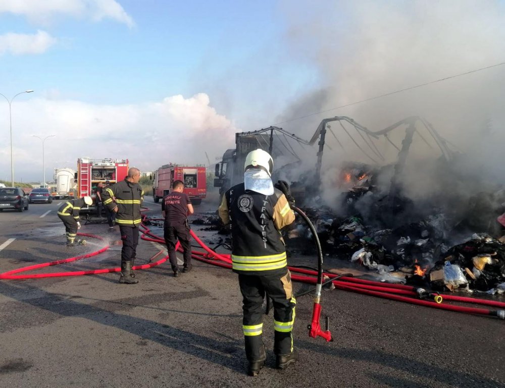 Tekstil malzemesi yüklü tır, alev alev yandı