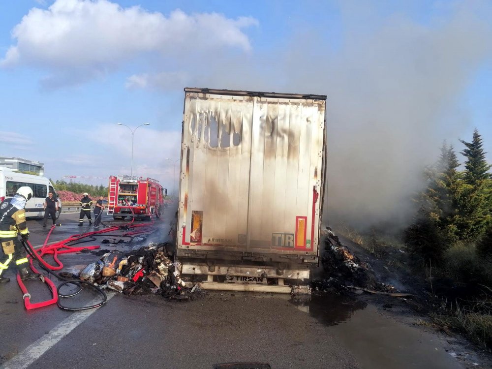 Tekstil malzemesi yüklü tır, alev alev yandı