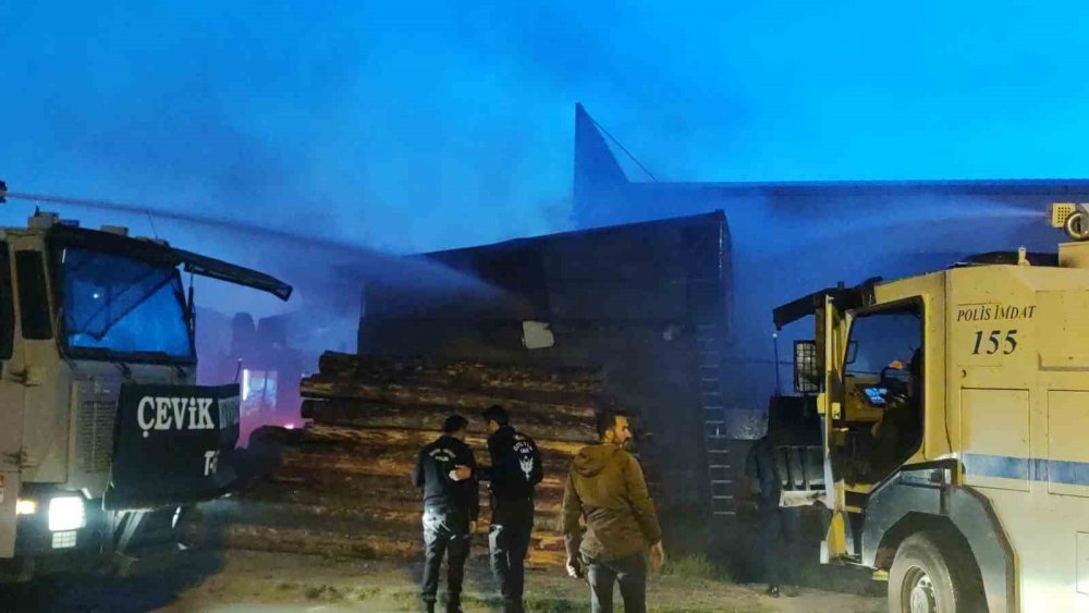 Yeni sanayi sitesi marangozlar bölümünde yangın