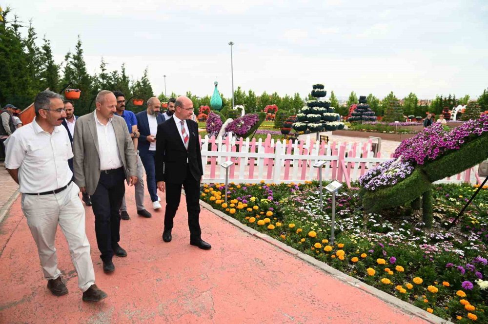 Konya'nın gözde mekanı 400 bin çiçekle kapılarını açtı