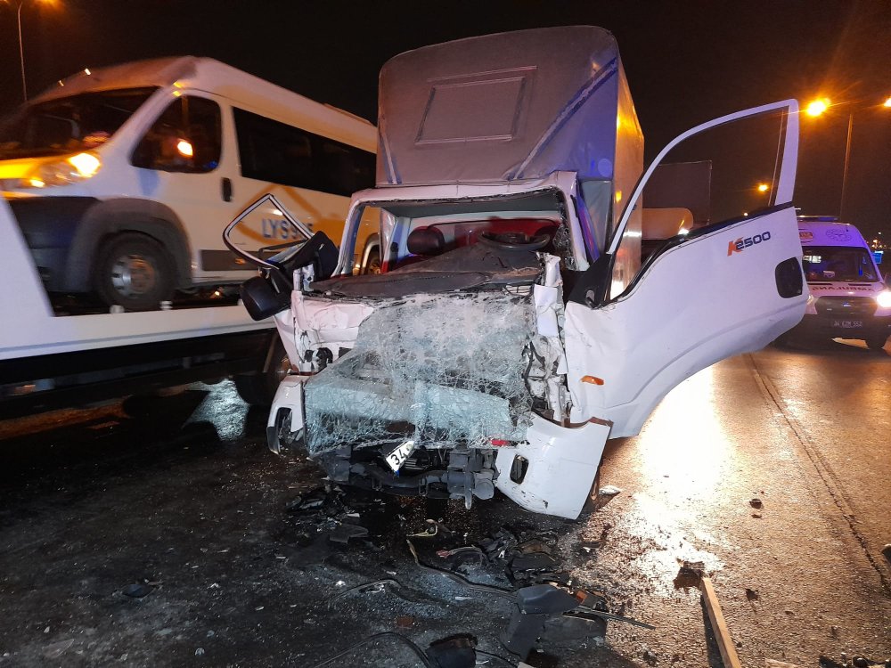 TEM Otoyolu'nda iki kamyonet çarpıştı, 3 kişi yaralandı