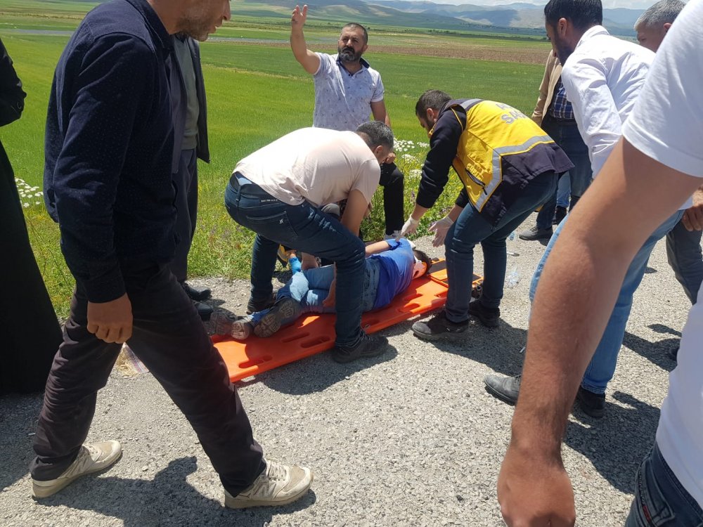 Ağrı'da hafif ticari araç devrildi: 1 çocuk öldü, 6 yaralı