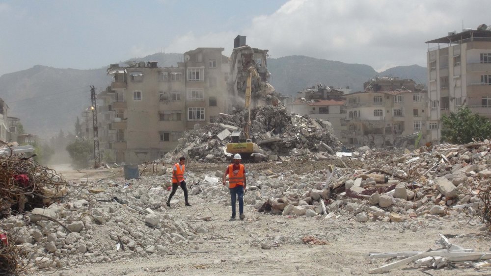 Depremin yıktığı Hatay'da ağır hasarlı binaların yıkımı sürüyor