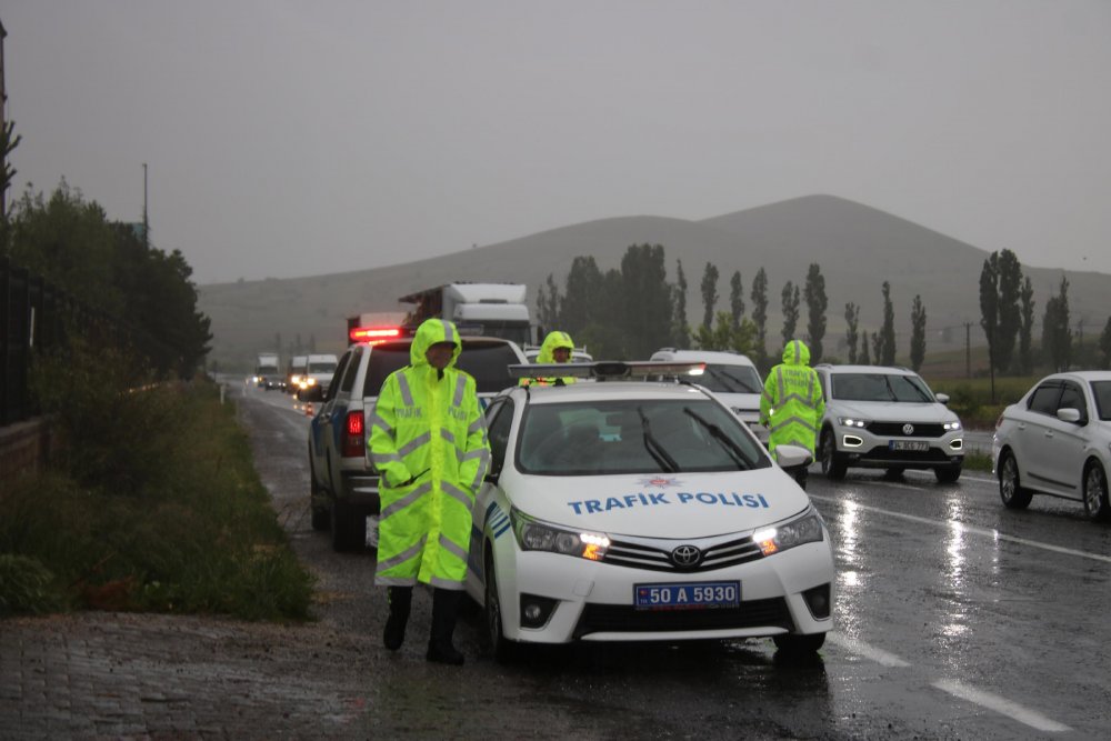 Nevşehir'de sağanak; Niğde ve Aksaray'a ulaşım kontrollü sağlanıyor