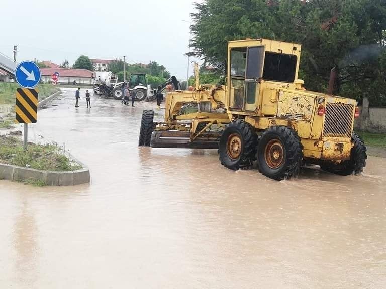 Şiddetli sağanak hayatı felç etti, tarım arazileri zarar gördü