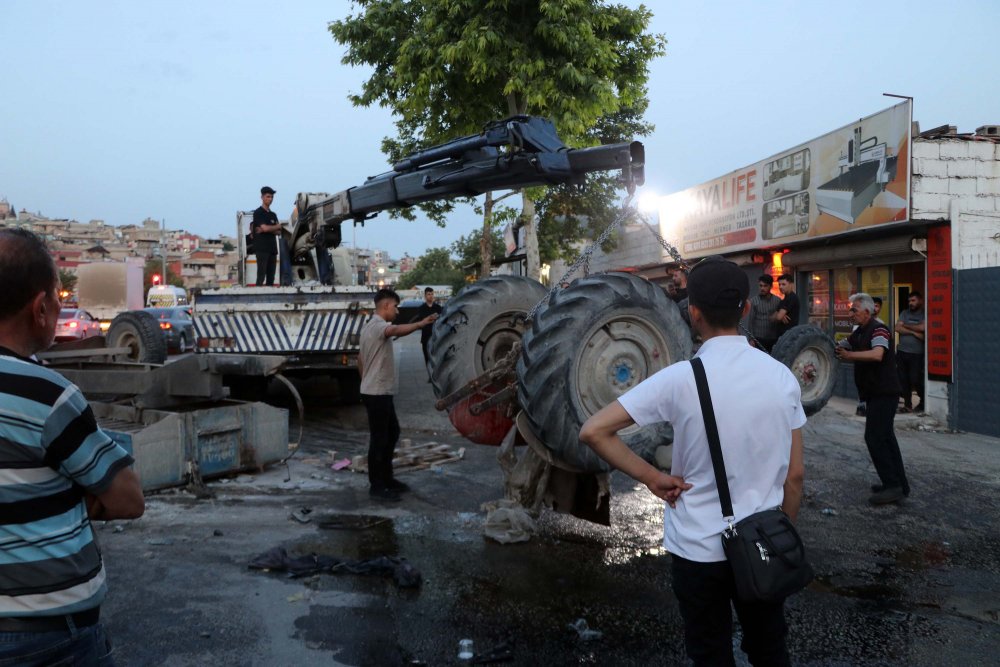 Traktör ile servis minibüsü çarpıştı: 1 ölü, 1 yaralı