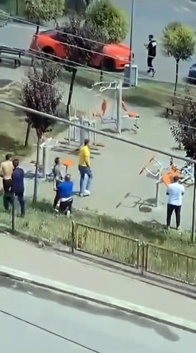 Çocuk parkındaki silahlı çatışma kamerada: 2 yaralı