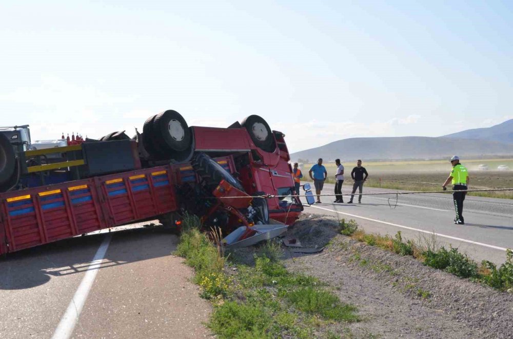 Konya’da traktör taşıyan tır devrildi