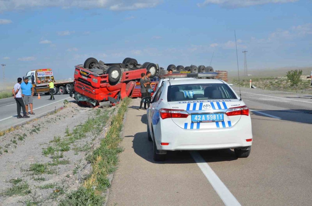 Konya’da traktör taşıyan tır devrildi