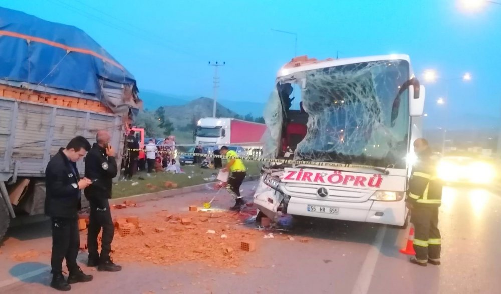 Yolcu otobüsü kamyona çarptı: 1 ölü, 9 yaralı