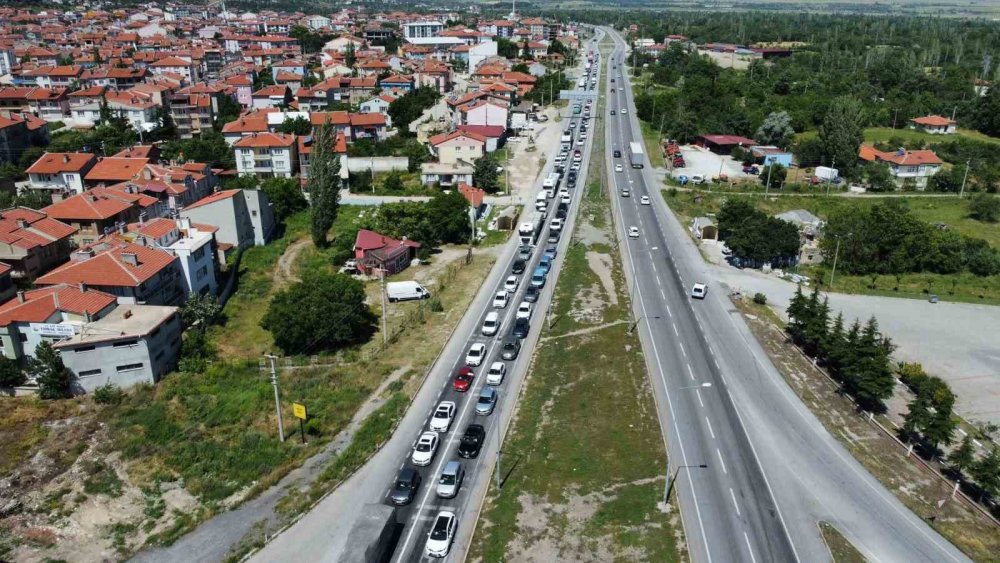 Afyonkarahisar-Konya karayolunda bayram trafiği yoğunluğu