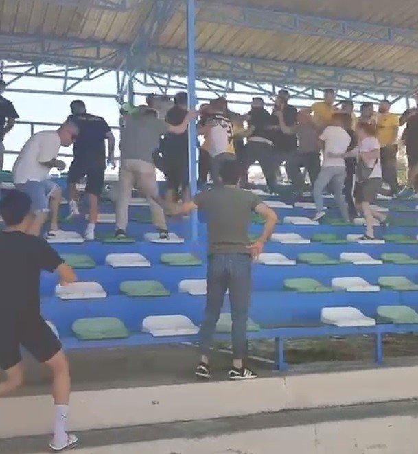 Amatör lig maçında taraftarlar birbirine girdi