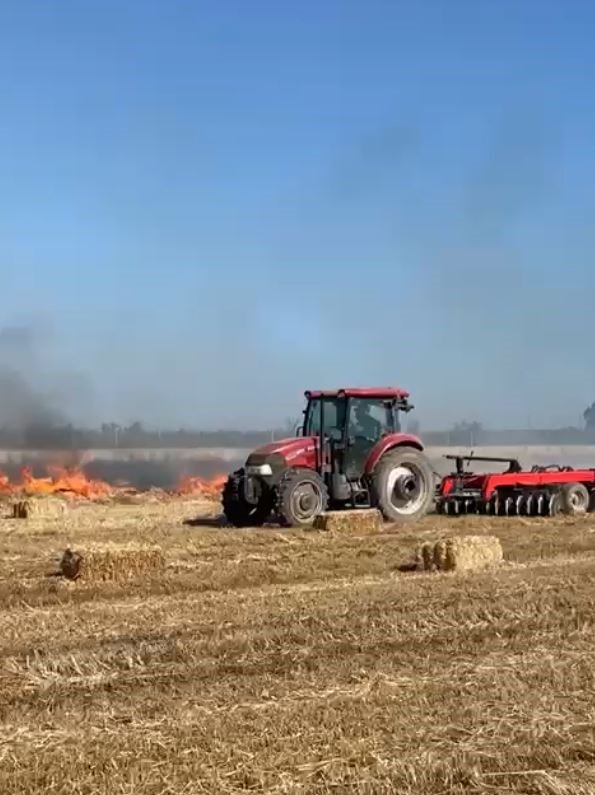 Saman balyalarının bulunduğu arazideki yangın çıktı