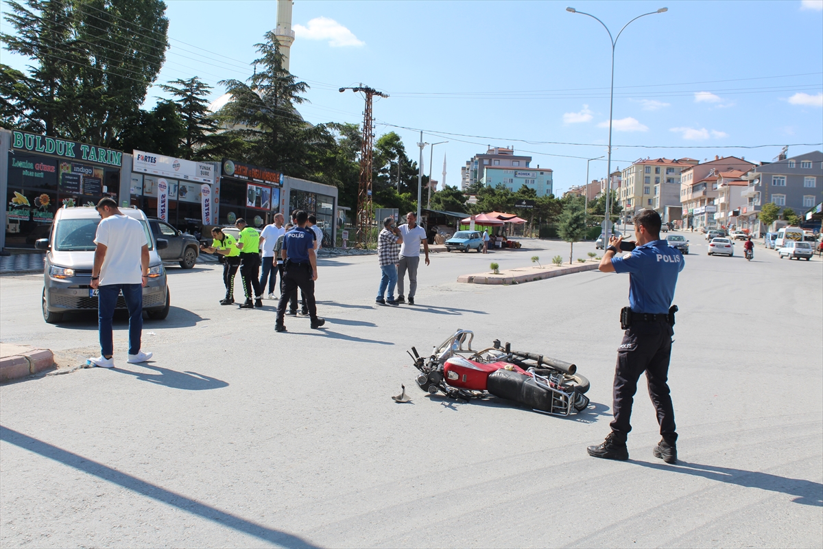 yunakta-kamyonetle-motosikletin-carpismasi-sonucu-1-kisi-yaralandi.jpg
