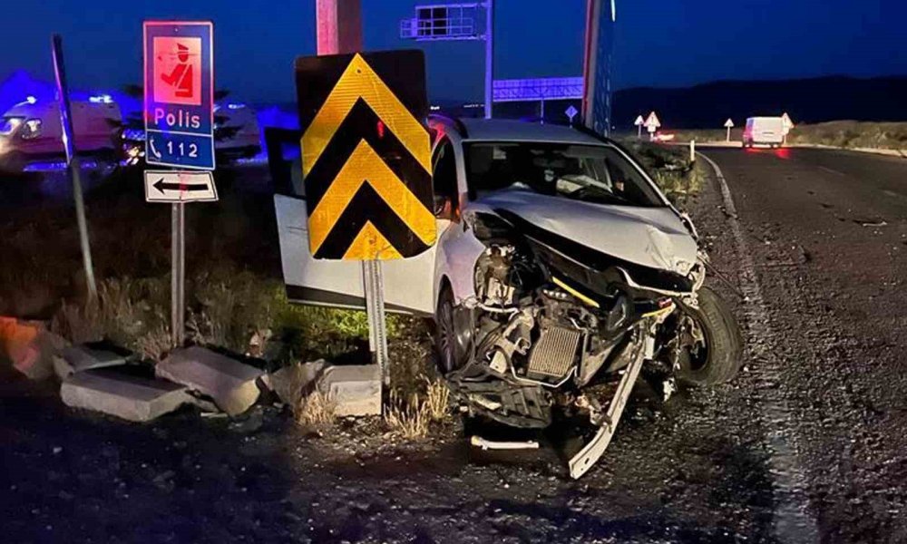 Hafif ticari araç ile otomobil çarpıştı