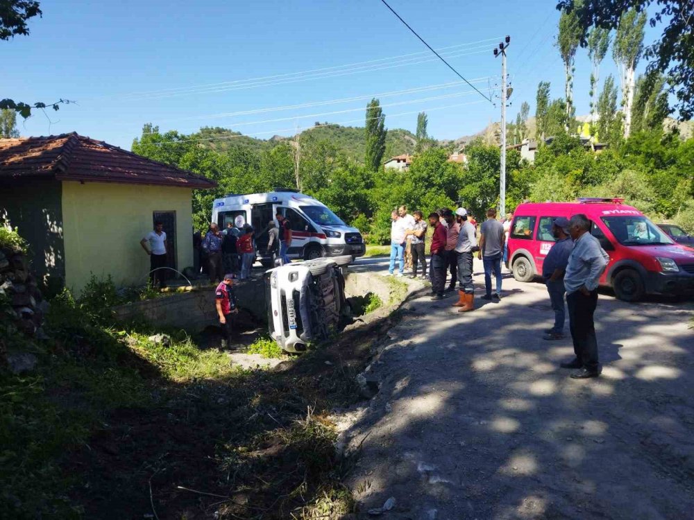 Otomobil devrildi! 5 yaralı