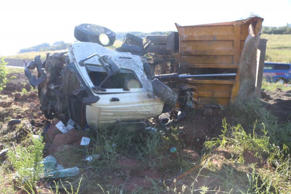 Otomobil kamyonla çarpıştı; anne ve 2 çocuğu öldü, 2 yaralı