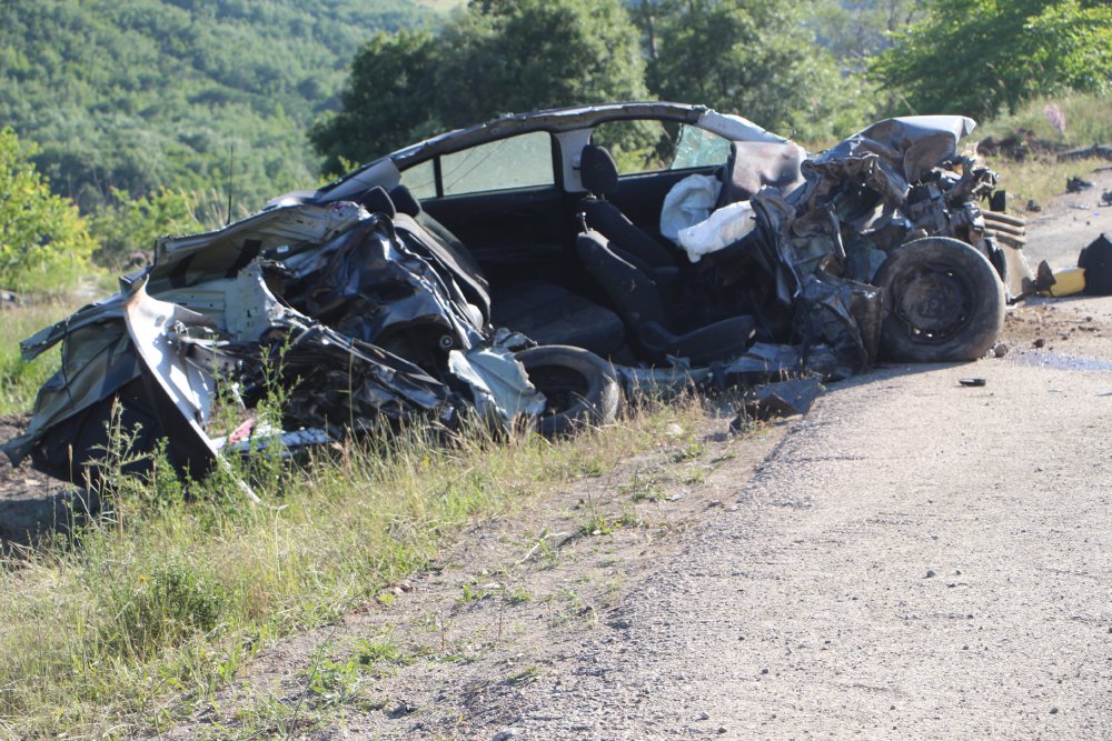 Otomobil kamyonla çarpıştı; anne ve 2 çocuğu öldü, 2 yaralı
